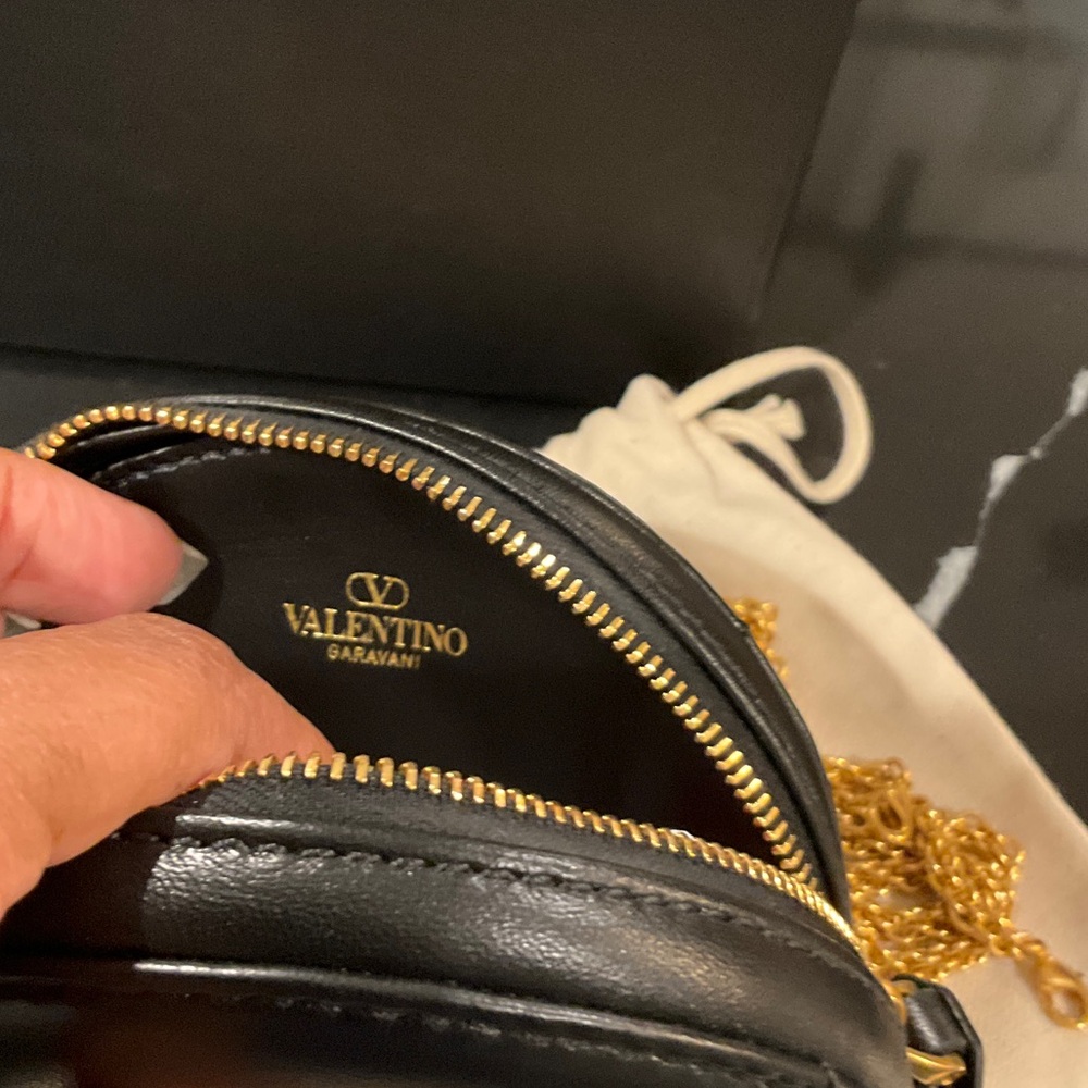 NEW / UNUSED Valentino Garavani Black Round Bag with Gold Chain - Picture 4 of 4